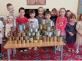 Дошкольники собирают железные банки для окопных свечей