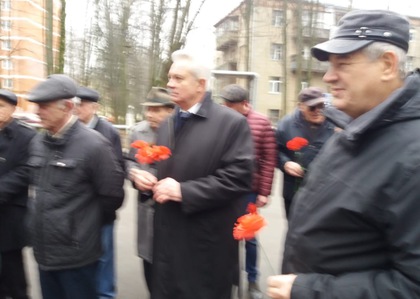 На Выстреле прошел митинг и возложение цветов к памятнику погибших воинов